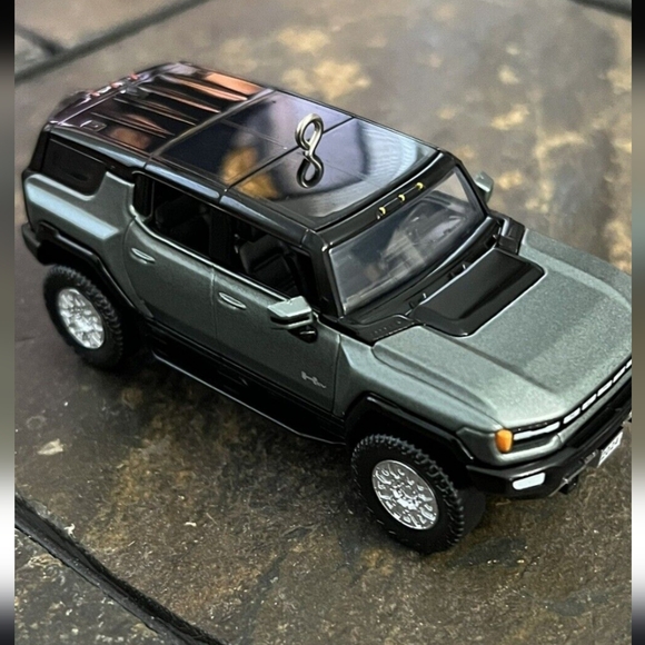 2023 Hallmark Keepsake 2024 GMC Hummer EV Die-Cast Metal Ornament. - Picture 8 of 9